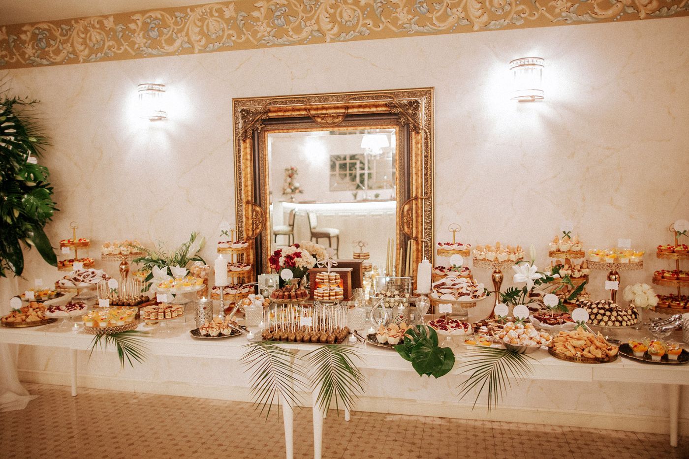 Candy bar cu etajere și platouri în sală